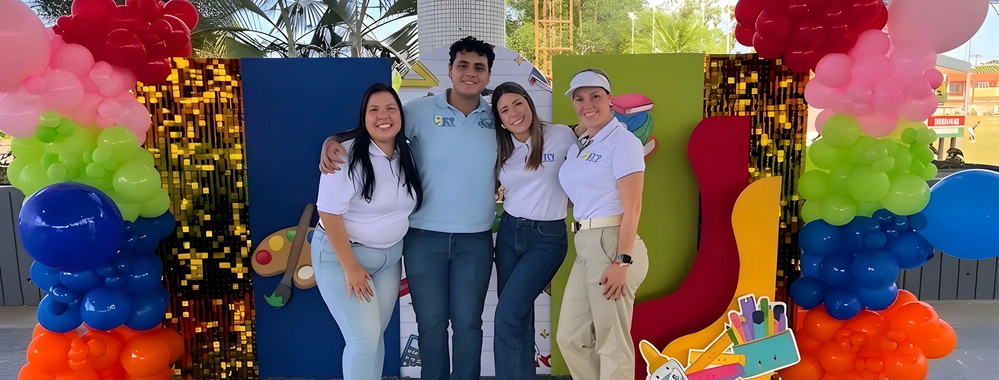 Parte del equipo de BELT, con chemise del uniforme, en un evento atendido por la empresa.