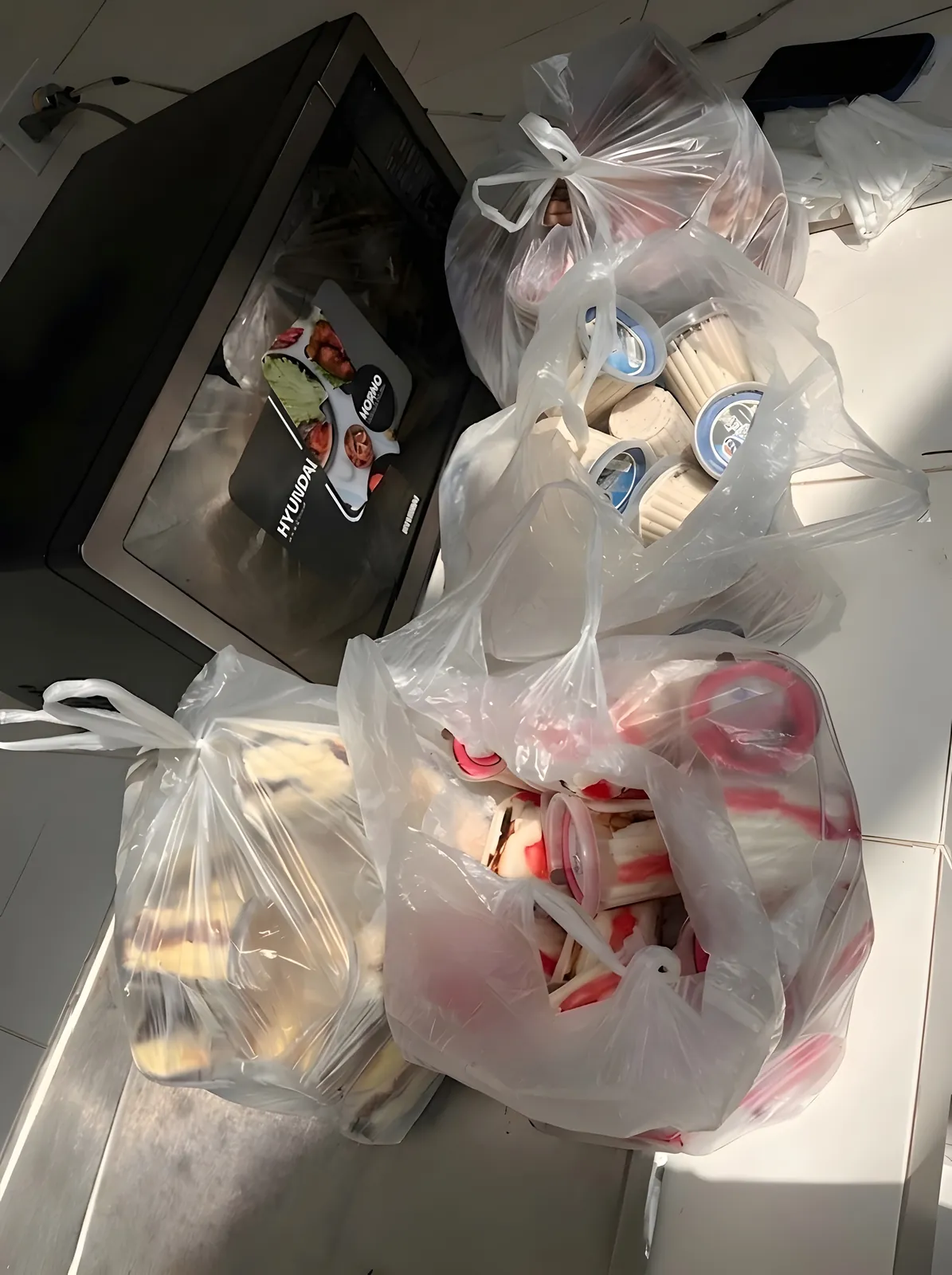 Bolsas de refrigerios preparadas junto a un microondas.